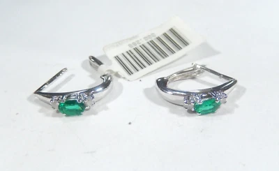 Aretes tipo argolla Huggies de diamantes reales y esmeraldas creados en laboratorio de oro blanco de 10 quilates Foto 1 de 4