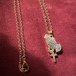 BEAUTIFUL NECKLACE w/ PRAYING HANDS/CROSS PENDANT*INLAID ZIRCON*18"LONG* # 440 - Picture 1 of 7