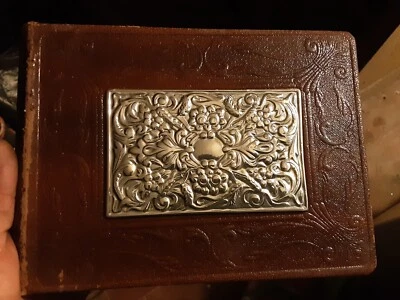 VECCHIO ALBUM PER FOTOGRAFIE FOGLIA ARGENTO DIMENSIONI 16X22 CM - Immagine 1 di 4