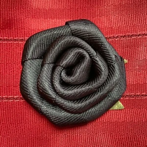 Hand Made Seatbelt Rose Pin - Upcycled Black - Bild 1 von 5