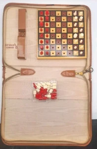 SET DA VIAGGIO VINTAGE SCACCHI MINIATURA con BORSA IN PELLE ORIGINALE CON ZIP - Foto 1 di 3