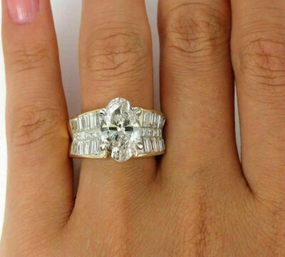 Anillo de cóctel enchapado en oro amarillo de 14 quilates ovalado y baguette de 4 quilates con diamantes creados en laboratorio Foto 1 de 4