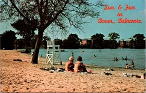 Postal de colección sol, diversión y relajación en la playa bañistas Dover Delaware DE T673 - Imagen 1 de 2