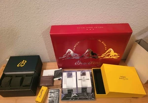 Breitling Display Uhrenboxen Geldbörse Handschuhe Chronolog diverse Sammlerstücke - Bild 1 von 5