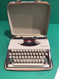 Vintage Olympia Deluxe Low Profile Manual Typewriter Case Green Knobs Rare Works - Picture 1 of 13