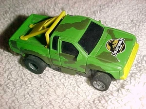 COCHE TRAGAMONEDAS - EL MUNDO PERDIDO - CAMIONETA PICK-UP VERDE - CAMUFLAJE - Imagen 1 de 3