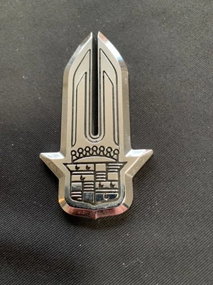 CADILLAC 5969881  emblem N.O.S. - Image 1 of 3