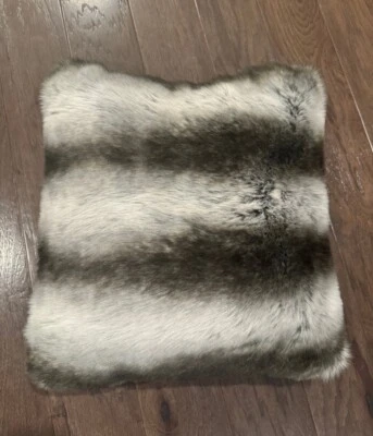 Almohada de plumón de lujo gris Aviva Stanoff 20" x 20" Foto 1 de 4