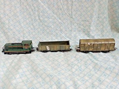 LIMA L 208699 LOCOMOTIVA DIESEL SNCF 61002 con 2 CARRI MILITARI HO - Immagine 1 di 3