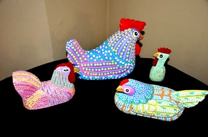 Lotto 4 galli in legno dipinti a mano arte popolare galline Messico LEGGI - Foto 1 di 24