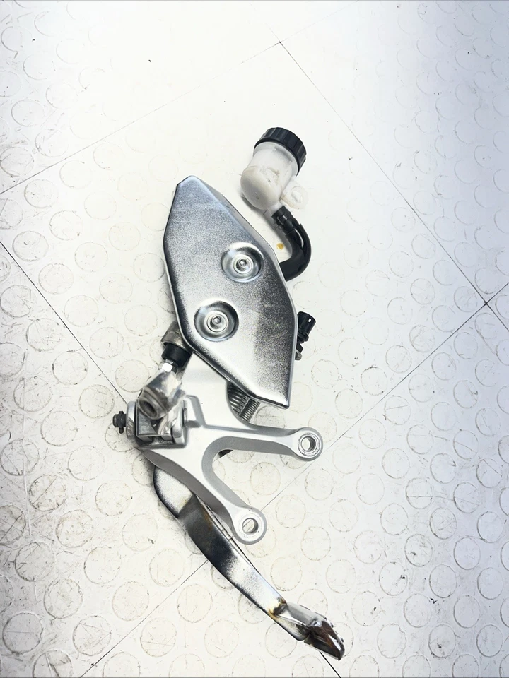 Reposapiés delantero derecho original completo Yamaha YZF R3 2022-2023 OEM Foto 1 de 4