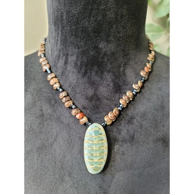 Collar de cuentas hecho a mano para mujer con colgante de cerámica y bloqueo de barril Foto 1 de 4