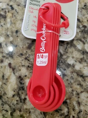 CONJUNTO DE COLHERES DE CHÁ DE PLÁSTICO VERMELHO BETTY CROCKER MEDINDO 1 COLHER DE SOPA, 1, 1/2, 1/4 NOVO NA CAIXA - Imagem 1 de 3