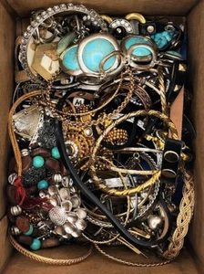 2+ Pfund VERSCHIEDENES Vintage-Modern Modeschmuck tragbar Gold/Southwestern - Bild 1 von 3