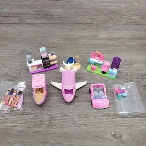 Mini Barbie Land Konvolut verschiedene Fahrzeuge Puppen, Häuser Stücke mieten Salon Schiff - Bild 1 von 9