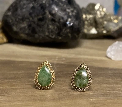 Aretes en forma de lágrima de jadeíta verde y oro amarillo de 14K de colección AN1125-44 AX Foto 1 de 4