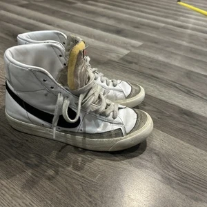 Nike Blazer Mid 77 Women Size 7 US White Black Training Athletic Retro Shoes - Picture 1 of 14