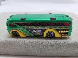 Scuolabus Hot Wheels Surfin' pressofuso 1:64 verde e giallo scuola di surf 2003 - Foto 1 di 16