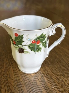 Royal Grafton Noel geriffelter Sahnekrug (Stechpalme Bodenstempel, geriffelt) - Bild 1 von 3