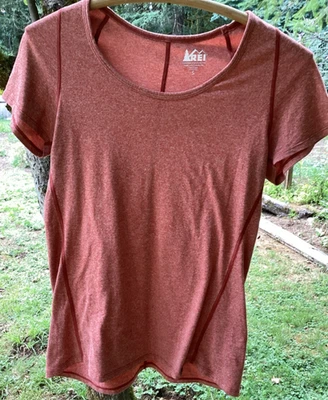 Camiseta REI Feminina Manga Curta Tamanho Pequeno Couro Coral Laranja - Imagem 1 de 4