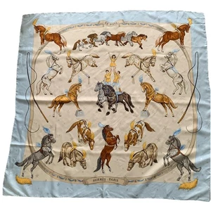 HERMES Carre 90 EN PISTE On Stage Schal Seide hellblau Etikett ohne Karton gebraucht. - Bild 1 von 5