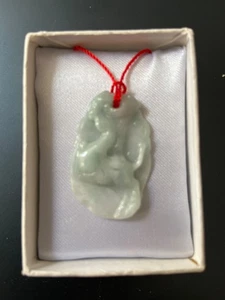Collar Colgante Caballo Jade Verde Tallado a Mano 3cm x 2cm Sobre Cordón Rojo 963e - Imagen 1 de 2