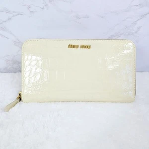 Auténtica billetera larga Miu Miu para mujer de cuero con estampado de cocodrilo blanca crema con cremallera alrededor - Imagen 1 de 21