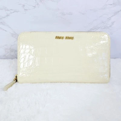 Carteira Miu Miu feminina couro com estampa de crocodilo branco creme com zíper ao redor longa autêntica - Imagem 1 de 4