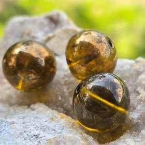 Cuentas de vidrio ámbar oliva alemanas vintage de 17 mm | Prensadas | Pátina metálica - Imagen 1 de 6