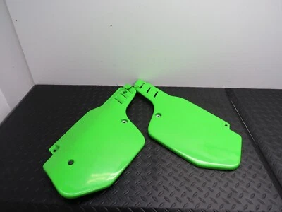 89-04 PANELES LATERALES TRASEROS DE PLÁSTICO KAWASAKI KX 500 KX 500 RECAMBIO Foto 1 de 4
