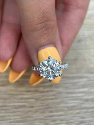 Lab Grown 5.25 Ct IGI CERTIFIED E / VVS2 Clarity Round Ideal Cut Diamond Ring - Image 1 of 4