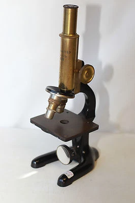 Microscope STEINDORFF et Cie Berlin n°42489 Piètement fer de fonte corps laiton - Photo 1/2