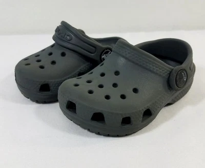 Tamancos Crocs infantis clássicos cinza tamanho 5 crianças excelente estado usado - Imagem 1 de 4