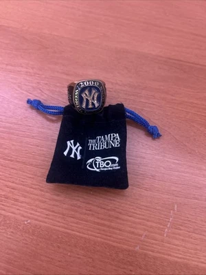 Anillo réplica campeones del mundo 2000 New York Yankees 26 veces Tampa Tribune como nuevo Foto 1 de 4
