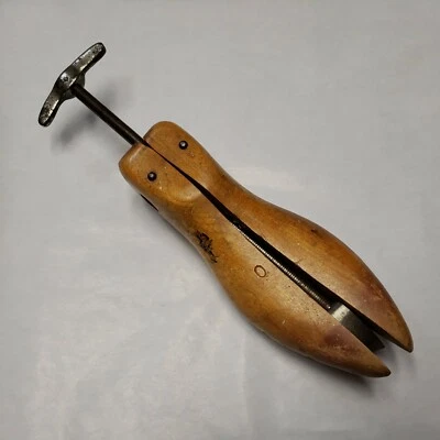 Camilla antigua vintage con forma de zapato de madera y metal torcida zapatero 13" de largo  Foto 1 de 4