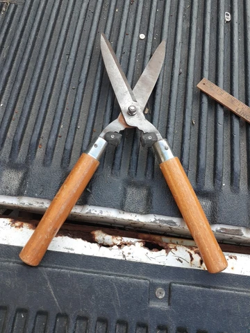 Vintage 7 1/2 Hedge Clipper Shears Edge Handle Garden Tool Cover
