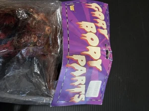 Partes del cuerpo sangrientas Halloween mano y brazo - Imagen 1 de 3