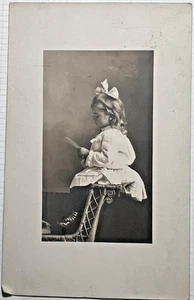 IOWA STUDIO RITRATTO bambina che legge 1909 RPPC cartolina stivali bottoni G5 - Foto 1 di 5