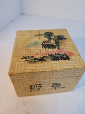Caja Cubierta Bambú Vintage Pintada a Mano 3 X 1/4" Diseños Orientales Escritura Floral Foto 1 de 4