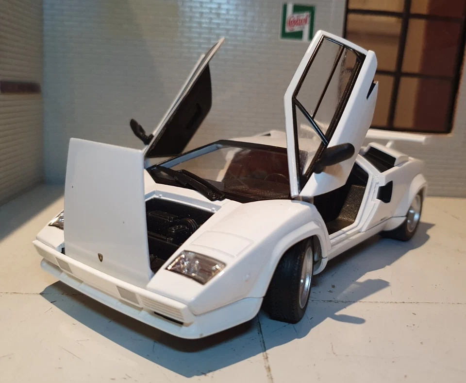 Lamborghini Countach LP5000 White Wolf of Wall St 1:24 Scale Diecast Model Car - Image 1 of 4