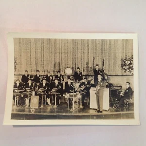 Fotografía publicitaria vintage del 18 de febrero de 1942 en blanco y negro Big Band Orchestra en el escenario FS Jazz - Imagen 1 de 5