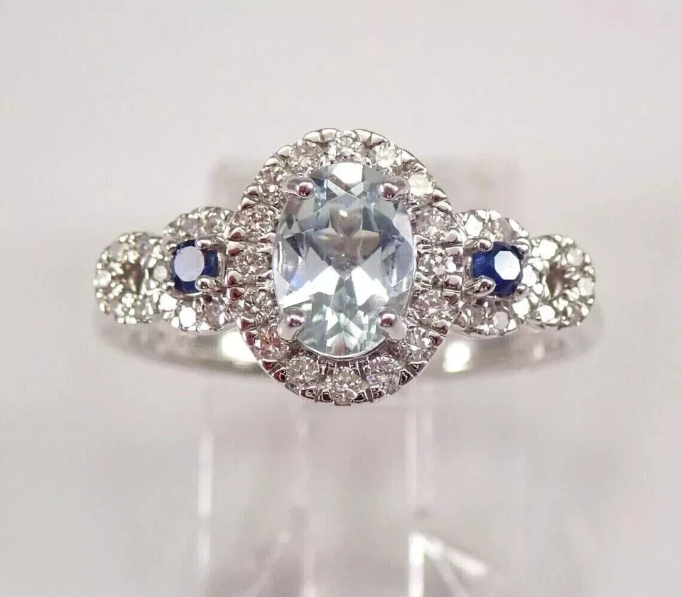 Anillo de boda con halo de diamantes aguamarina ovalado creado en laboratorio de 3 quilates enchapado en oro blanco de 14 quilates Foto 1 de 4