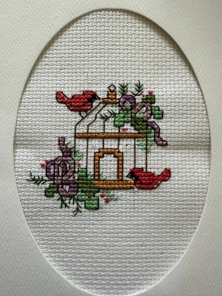 TARJETA PUNTO DE CRUZ TERMINADA COMPLETA ''CARDINAL BORD HOUSE' Foto 1 de 1