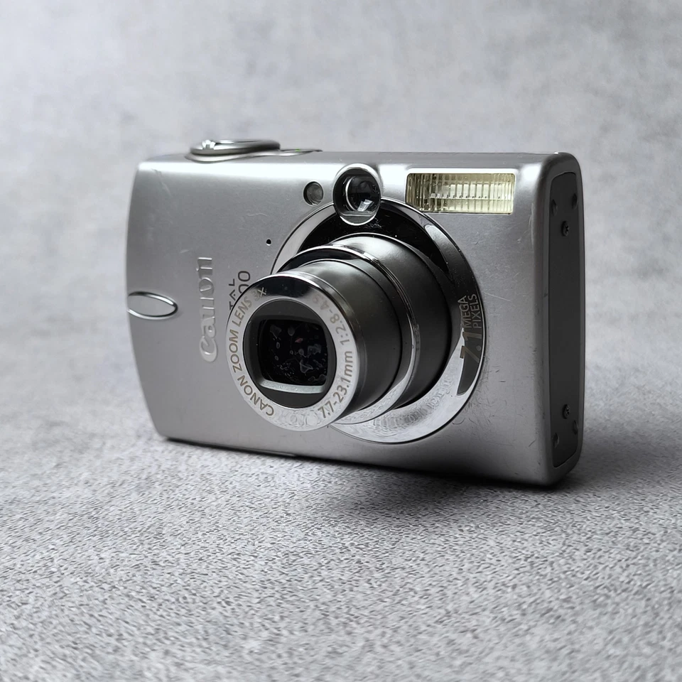 RARE Canon Digital IXUS 700 / PowerShot SD500 7.1MP Vintage Digital Camera - Image 1 of 4