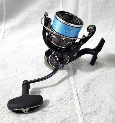 Carrete de pesca giratorio Daiwa Tatula MQ LT4000-CXH enrollado con línea trenzada Foto 1 de 4