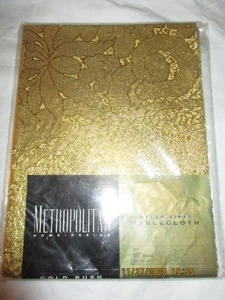 GOLDRAUSCH Mylar Vinyl Tischdecke Neu in Verpackung 60" rund Urlaub Metropolitan Home Design - Bild 1 von 2