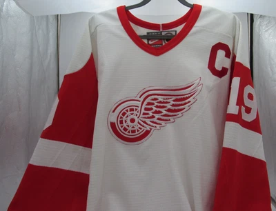 CAMISETA RÉPLICA NIKE VINTAGE AÑOS 90 NHL DETROIT RED WINGS YZERMAN TALLA M   Foto 1 de 4