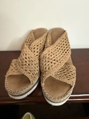 Женские желтовато-коричневые сплетенные сандалии на танкетке с подписью Gentle Souls от Kenneth Cole размер 8,5 - Изображение 1 из 4