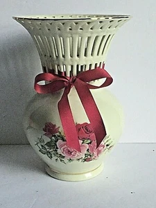 Florero victoriano de celosía rosa de 10" Formalities Baum Brothers con cinta adorno dorado - Imagen 1 de 10