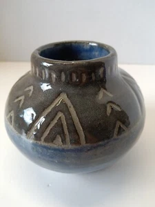 Amerikanische blaue Keramik kleine runde Vase graublau geätztes Muster 3,75" hoch - Bild 1 von 9